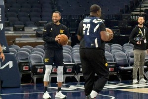 库里现身球队训练场 称目前还没有确切回归日期 库里现身球队训练场 称目前还没有确切回归日期