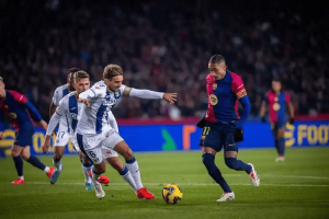 西甲焦点｜巴萨11连胜冲冠遇阻？皇家社会主场凭体能死磕残阵领头羊