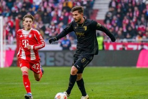 德甲最新积分榜更新：拜仁失利多特强势反弹，冠军争夺战再掀波澜