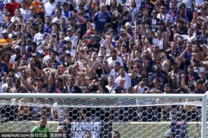 PSG球迷行为失控,欧冠冠军背后的代价 PSG球迷行为失控,欧冠冠军背后的代价