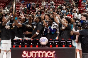 黄蜂夺得夏联冠军 4号秀轰21分荣膺决赛MVP 黄蜂夺得夏联冠军 4号秀轰21分荣膺决赛MVP