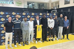 詹姆斯没有到场祝贺东契奇 但给他打了视频电话