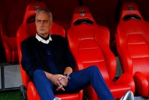 曼联爆出大冷门取胜，拜仁读秒绝杀，穆帅已连续5年缺席欧冠