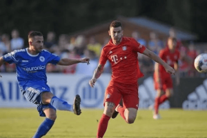 德甲天王山之战：莱比锡红牛主场筑墙，拜仁慕尼黑客场破局争冠