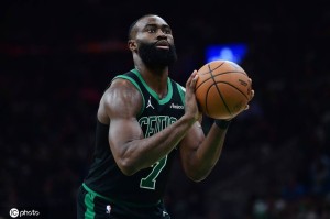 杰伦-布朗接受右膝关节镜手术 季后赛曾带伤出战 杰伦-布朗接受右膝关节镜手术 季后赛曾带伤出战