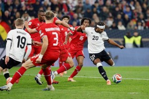 弗赖堡均衡阵容备受瞩目,法兰克福防线存隐忧 弗赖堡均衡阵容备受瞩目,法兰克福防线存隐忧