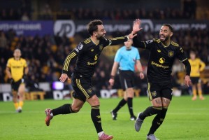 追平切尔西升英超第6！B费2射1传一战造2大神迹，曼联4-1复仇狼队