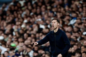 阿隆索赛后怒指裁判引发争议，球迷直言：你连给安帅提鞋都不配