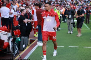 泪别安菲尔德！利物浦太子阿诺德遭嘘，新帅斯洛特恳求：给他应有的掌声！