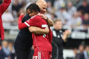 利物浦锁定未来之星:恩古莫哈续约至2028年的深意与影响 利物浦锁定未来之星:恩古莫哈续约至2028年的深意与影响