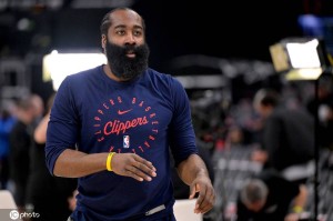 夸梅-布朗:哈登休赛期不训练 只会抽烟喝酒鬼混 夸梅-布朗:哈登休赛期不训练 只会抽烟喝酒鬼混