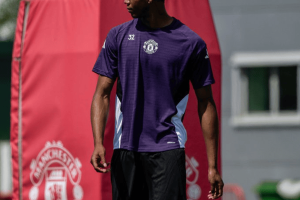 曼联官宣球衣号码变更，小妖穿特维斯背号！库尼亚谈10号球员责任