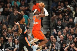 文班亚马12分亚历山大空砍33分 马刺大胜雷霆