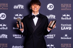 入选PFA最佳阵容,英超首秀当选赛后MVP,26岁日本中场证明自己 入选PFA最佳阵容,英超首秀当选赛后MVP,26岁日本中场证明自己