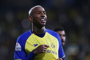 穆里尼奥再掀舆论狂潮，25分钟11打10换来0：0，裁判两度改变比赛