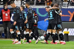 德甲中游激战:法兰克福主场火力全开,圣保利保级生死一搏 德甲中游激战:法兰克福主场火力全开,圣保利保级生死一搏