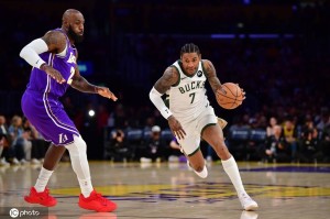 老詹26+10东契奇24分&6犯 字母21分雄鹿送湖人两连败