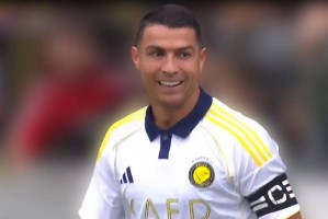 40岁C罗率队逆转法甲劲旅,腾空180度甩手庆祝 40岁C罗率队逆转法甲劲旅,腾空180度甩手庆祝