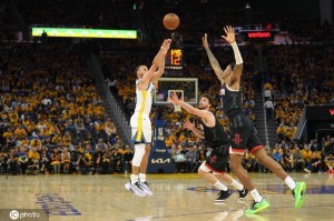 库里燃尽自我率队逆转 本轮场均29+4.6三分显巨星成色 库里燃尽自我率队逆转 本轮场均29+4.6三分显巨星成色