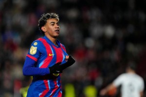 西甲领跑者巴萨凭借亚马尔破门2-1击败阿尔瓦塞特，率先晋级国王杯四强