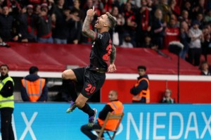 演我？滕哈赫一离队 药厂原地复活：9打11斩血性3-1 拿下德甲首胜