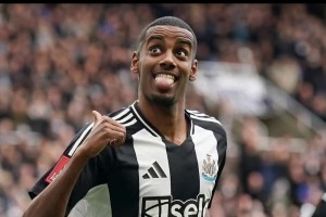 1.4亿豪赌！纽卡疯狂引援背后藏玄机，利物浦偷乐：伊萨克离队倒计时？