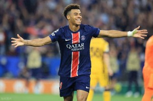 巴黎夺冠，外网沦陷！姆巴佩、梅西被嘲讽，年轻和教练才是关键