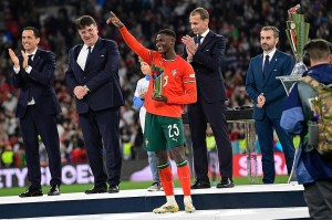 进球+封杀亚马尔!葡飞翼当选欧国联MVP 加冕世一左 进球+封杀亚马尔!葡飞翼当选欧国联MVP 加冕世一左