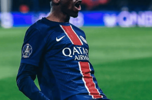 绝了，才拿金球奖就开始摆烂！1亿巨星心满意足，大巴黎无奈摇头