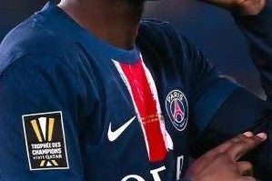 从三冠王到可能丢榜首！巴黎1-3惨败送大礼，朗斯今晚赢球就登顶，法甲真要变天？