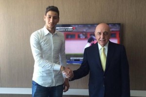 出道10年!2015年3月16岁多纳鲁马与米兰签订合同,10月意甲首秀 出道10年!2015年3月16岁多纳鲁马与米兰签订合同,10月意甲首秀