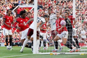 曼联遭争议判罚0-1阿森纳!2亿锋线未解最大问题,阿莫林否认选错门将 曼联遭争议判罚0-1阿森纳!2亿锋线未解最大问题,阿莫林否认选错门将