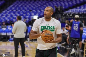 若霍福德加盟勇士 他将担任球队新赛季首发中锋 若霍福德加盟勇士 他将担任球队新赛季首发中锋