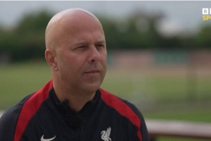 斯洛特回应阿尔特塔言论：联赛夺冠靠实力 欧冠才需运气