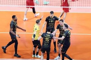 1-3！加拉塔萨雷欧冠主场输球又输阵 还被波兰排坛吐槽人少的可怜