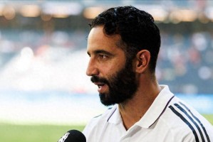 0-0！曼联季前首战闷平利兹联，希顿神扑+裁判争议判罚引遗憾