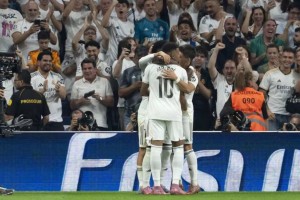 维尼修斯双响,皇马3-1登顶西甲。 维尼修斯双响,皇马3-1登顶西甲。