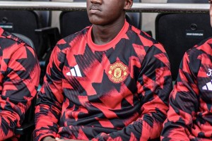 曼联新帝星心生不满，两轮零出场且无缘加薪！暂留队但最早冬窗恐走人