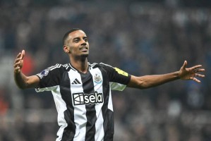 决裂!伊萨克罢训+拒战英超,纽卡威胁坐3年替补席,利物浦看热闹 决裂!伊萨克罢训+拒战英超,纽卡威胁坐3年替补席,利物浦看热闹