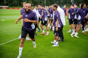 姆贝莫参加曼联首训与队友互动融洽,阿莫林召集全队欢迎他 姆贝莫参加曼联首训与队友互动融洽,阿莫林召集全队欢迎他