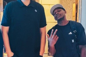 爱德华兹合影姚明 配文:我要隔扣他以此致敬 爱德华兹合影姚明 配文:我要隔扣他以此致敬