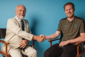 那不勒斯俱乐部宣布签下德布劳内，自由身加盟，年薪1000万欧元