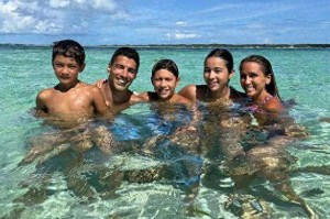 苏亚雷斯38岁仍光彩照人，一家五口幸福美满