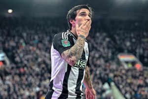 纽卡神奇逆袭！欧冠+奖杯双收，托纳利留队成关键？