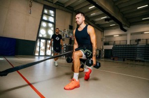 东契奇当选男士健康封面人物 休赛期一天两练+间歇性禁食