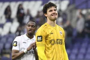 英媒：曼联正加紧推进安特卫普门将森纳-拉门斯的转会