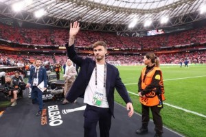 麦迪逊效仿特里换球衣庆祝热刺夺冠：我和队友一样配得上这枚奖牌