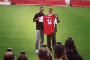99年英超标王！亨利22岁时1610万加盟阿森纳，夺2个英超&4个金靴