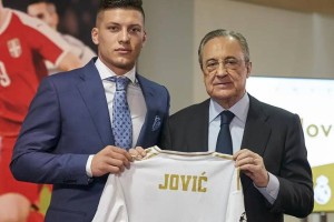 从法兰克福买前锋须谨慎！皇马、曼城都吃过亏，利物浦买埃基蒂克风险太大