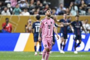 梅西38岁生涯第6次0-4溃败！尽管获74分，仰天长叹